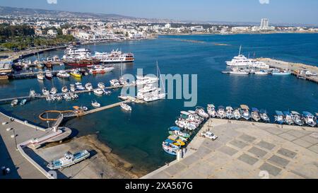 Blick aus der Vogelperspektive auf Paphos Hafen und Uferpromenade, paphos, Republik Zypern. Stockfoto