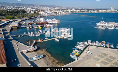 Blick aus der Vogelperspektive auf Paphos Hafen und Uferpromenade, paphos, Republik Zypern. Stockfoto