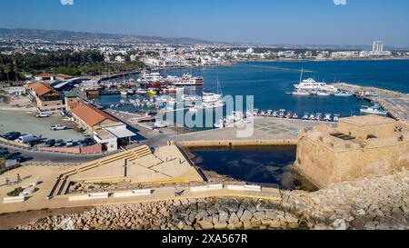 Drohnenblick auf den Hafen von Paphos und das Fort von Paphos, Republik Zypern Stockfoto