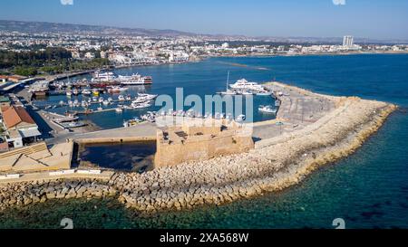 Drohnenblick auf den Hafen von Paphos und das Fort von Paphos, Republik Zypern Stockfoto