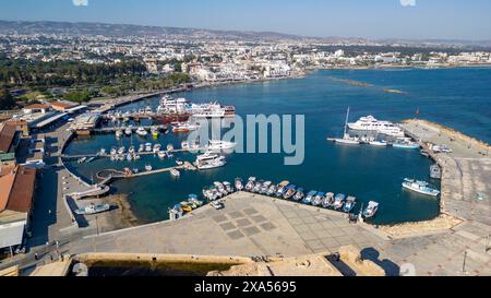 Drohnenblick auf den Hafen von Paphos und das Fort von Paphos, Republik Zypern Stockfoto