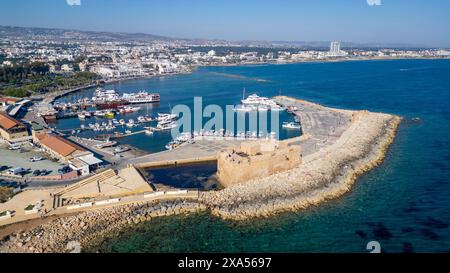 Drohnenblick auf den Hafen von Paphos und das Fort von Paphos, Republik Zypern Stockfoto