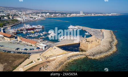 Drohnenblick auf den Hafen von Paphos und das Fort von Paphos, Republik Zypern Stockfoto