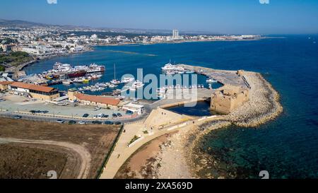 Drohnenblick auf den Hafen von Paphos und das Fort von Paphos, Republik Zypern Stockfoto