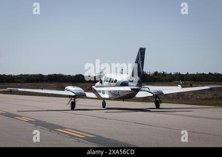 Ein kleines Propellerflugzeug, das von Cape Air vor dem Start auf Martha's Vineyard betrieben wurde Stockfoto