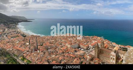 Italien, Cefalù - 11. April 2024: Panoramablick auf die Kathedrale von Cefalù und die historische Stadt Stockfoto