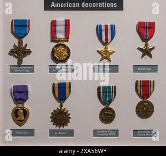 Detail der verschiedenen amerikanischen Dekorationen aus dem Zweiten Weltkrieg im Museum für die Schlacht der Normandie. Zweiter Weltkrieg Stockfoto