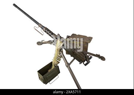 Detail eines Maschinengewehrs des Kalibers Browning M2 M2HB 50 aus dem Zweiten Weltkrieg auf weißem Hintergrund Stockfoto