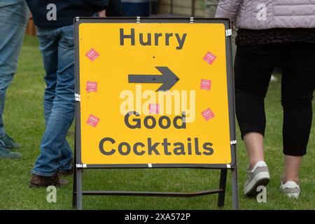 Windsor, Großbritannien. Juni 2024. Ein Schild mit guten Cocktails bei Windsor-Rennen in Windsor, Berkshire. Quelle: Maureen McLean/Alamy Live News Stockfoto