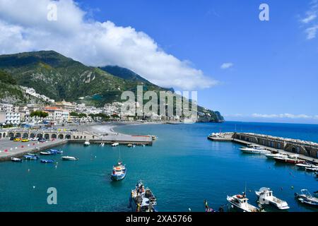 Blick auf eine Stadt an der Amalfiküste in der Provinz Salerno. Stockfoto
