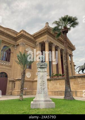 Italien, Palermo - 12. April 2024: Teatro Massimo auf der Piazza Verdi in Palermo Stockfoto