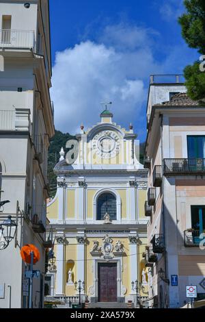 Die Kirche einer Stadt an der Amalfiküste. Stockfoto