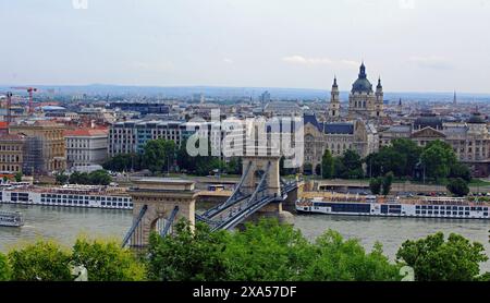 Budapest, Ungarn, 21-05-24. Budapest mit Parlamentsgebäude und Kettenbrücke mit Blick auf die Donau, beliebt bei Flussfahrten Stockfoto