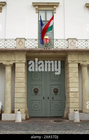 Budapest, Ungarn, 21-05-24. Präsidentenresidenz mit ungarischer Flagge. Das Hotel liegt auf dem Burgberg innerhalb der Burg Buda und ist ein Geflügeltourist destin Stockfoto