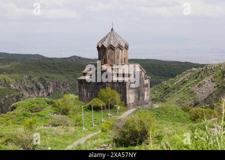 Ein malerischer Blick auf die Vahramashen-Kirche auf dem Berg Aragats, Armenien Stockfoto