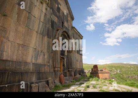 Ein malerischer Blick auf die Vahramashen-Kirche auf dem Berg Aragats, Armenien, unter einem bewölkten blauen Himmel Stockfoto