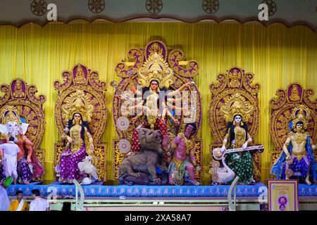 Kalkutta, Indien - 20. Oktober 2024: Pandalen mit Nachbildungen der Göttin Durga werden im Stadtzentrum während der Durga Puja Feiern gesehen, die jährlich stattfinden Stockfoto