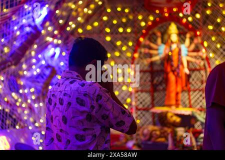 Kalkutta, Indien - 20. Oktober 2024: Pandalen mit Nachbildungen der Göttin Durga werden im Stadtzentrum während der Durga Puja Feiern gesehen, die jährlich stattfinden Stockfoto