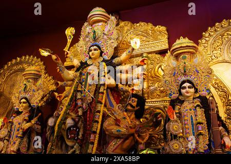 Kalkutta, Indien - 20. Oktober 2024: Pandalen mit Nachbildungen der Göttin Durga werden im Stadtzentrum während der Durga Puja Feiern gesehen, die jährlich stattfinden Stockfoto