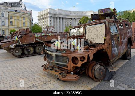 Ukrainische Farben sind an die Überreste zerstörter und eroberter russischer Panzer und Fahrzeuge auf dem Maiden Square in Kiew, Ukraine, im Mai 2024 gebunden Stockfoto