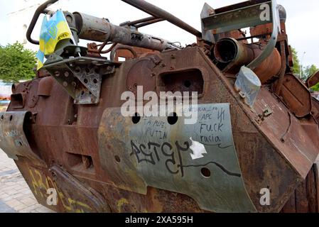 Ukrainische Farben sind an die Überreste zerstörter und eroberter russischer Panzer und Fahrzeuge auf dem Maiden Square in Kiew, Ukraine, im Mai 2024 gebunden Stockfoto