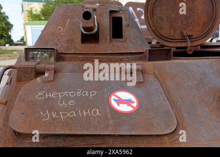 Ukrainische Farben sind an die Überreste zerstörter und eroberter russischer Panzer und Fahrzeuge auf dem Maiden Square in Kiew, Ukraine, im Mai 2024 gebunden Stockfoto