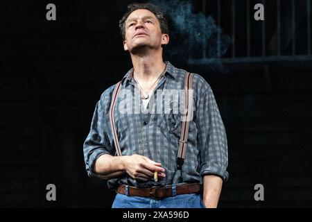 Dominic West (Eddie Carbone) in Einem BLICK VON DER BRÜCKE von Arthur Miller im Theatre Royal Haymarket, London SW1 04/06/2024 A Theatre Royal Bath Produktionsdesign: Peter McKintosh Beleuchtung: Paul Pyant Regie: Lindsay Posner Stockfoto