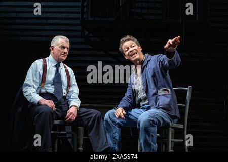 l-r: Martin Marquez (Alfieri), Dominic West (Eddie Carbone) in Einem BLICK VON DER BRÜCKE von Arthur Miller im Theatre Royal Haymarket, London SW1 04/06/2024 A Theatre Royal Bath Produktionsdesign: Peter McKintosh Beleuchtung: Paul Pyant Regie: Lindsay Posner Stockfoto