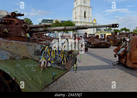 Menschen, die die Überreste zerstörter und gefangengenommener russischer Panzer und Fahrzeuge auf dem Maiden Square in Kiew, Ukraine, im Mai 2024 betrachten Stockfoto