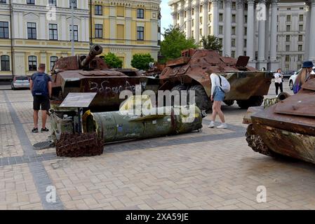 Menschen, die die Überreste zerstörter und gefangengenommener russischer Panzer und Fahrzeuge auf dem Maiden Square in Kiew, Ukraine, im Mai 2024 betrachten Stockfoto