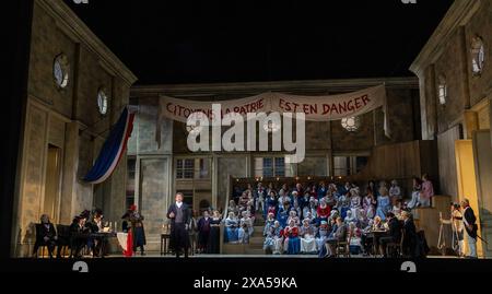 Vorne links Mitte: Jonas Kaufmann (Andrea Chenier) in ANDREA CHENIER an der Royal Opera, Covent Garden, London WC2 30/05/2024 Musik: Umberto Giordano Libretto: Luigi Illica Dirigent: Antonio Pappano Design: Robert Jones Kostüme: Jenny Tiramani Beleuchtung: Adam Silverman Original Choreographie & Bewegung: Andrew George Revival Choreograf: Agurtzane Arrien Original Regisseur: David McVicar Revival Director: Thomas Guthrie Stockfoto