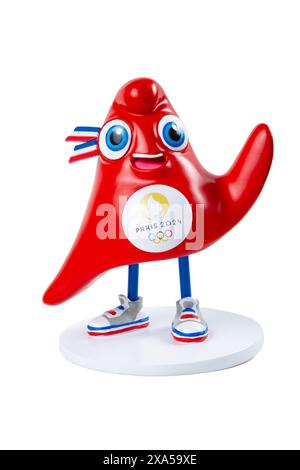 ZHONGSHAN China-26. Mai 2024: Das Maskottchen der Phryge bei den Olympischen Spielen 2024 auf weißem Hintergrund in vertikaler Komposition. Stockfoto