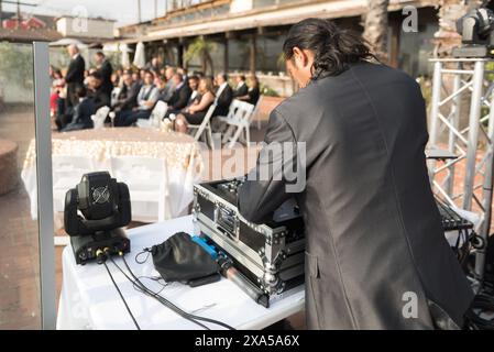 Eine Hochzeitsfeier-Szene am Strand in Marina del Rey, CA, USA Stockfoto