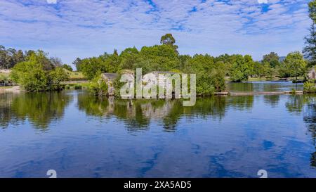 Lange Exposition bei Azenhas de Adaufe, alten Wassermühlen am Fluss, Braga, nördlich von Portugal. Stockfoto