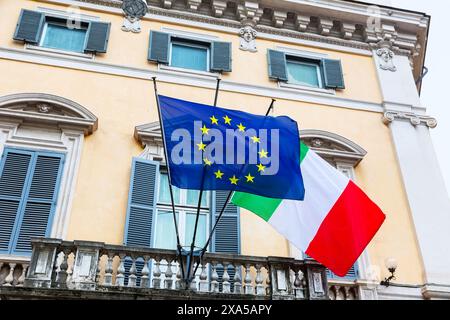 Italienische und Europäische union-Flaggen am Gebäude in Rom, Italien. Stockfoto