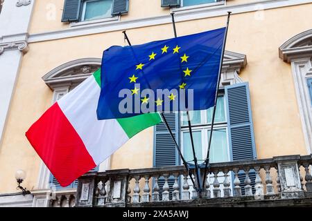 Italienische und Europäische union-Flaggen am Gebäude in Rom, Italien. Stockfoto