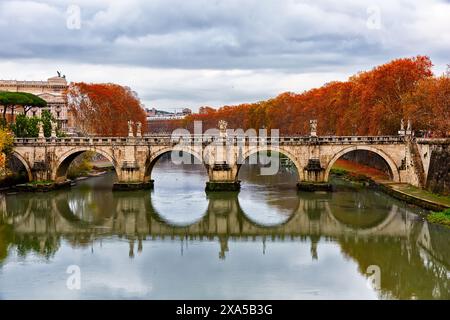 Brücke Sant'Angelo über den Tiber bei bewölktem Himmel in Rom, Italien. Brücke St. Angel (Ponte Sant 'Angelo) in Rom, Italien. Stockfoto