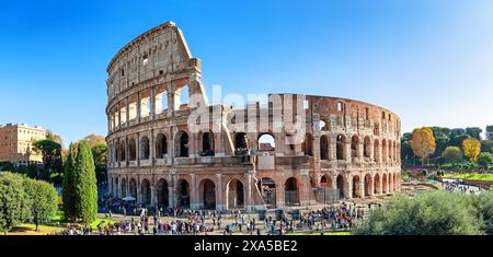Panoramablick auf das Kolosseum (Kolosseum) ist eine der wichtigsten Reiseattraktionen von Rom, Italien. Panorama der antiken römischen Ruinen, Landschaft der Altstadt Roms. Stockfoto