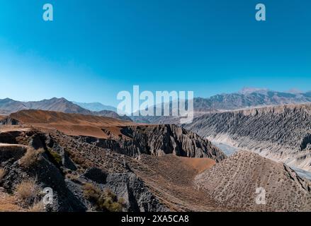 Die Landschaft von Tianshan entlang des Duku Highway in der Autonomen Region Xinjiang Uygur, China Stockfoto