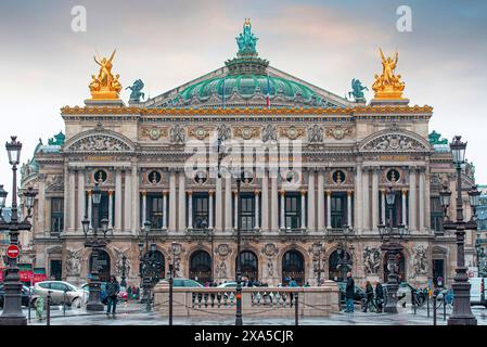 PARIS - 06. MAI: Fassade des Palais Garnier oder der Oper Garnier während des Frühlingstages in Paris am 06. Mai. 2017 in Frankreich Stockfoto