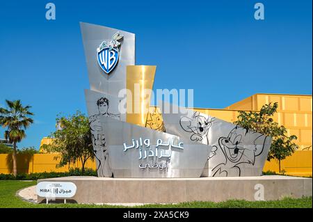 ABU DHABI - 29. März: Logo von Warner Bros vor dem Eingang des WB World Freizeitparks in Abu Dhabi am 29. März. 2024 in den Vereinigten Arabischen Emiraten. Stockfoto