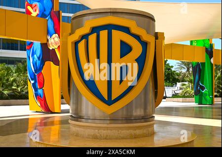 ABU DHABI - 29. März: Logo von Warner Bros vor dem Eingang des WB World Freizeitparks in Abu Dhabi am 29. März. 2024 in den Vereinigten Arabischen Emiraten Stockfoto