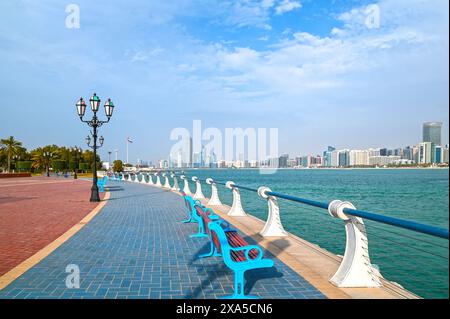 Blick auf Abu Dhabi mit Meer, Wolkenkratzer vom Ufer der Corniche Stockfoto