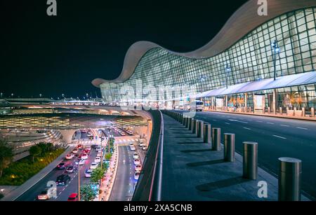 ABU DHABI - März 31: Panoramablick auf den neuen internationalen Flughafen Zayed in der Nacht in Abu Dhabi am 31. März. 2024 in den VAE Stockfoto