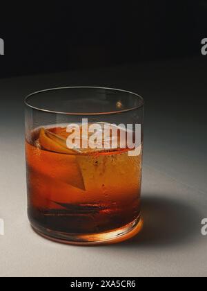 Ein Negroni-Glas mit garnierter Orangenscheibe Stockfoto