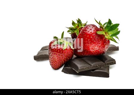 Schokoladenstücke und Erdbeeren auf isoliertem Hintergrund Stockfoto