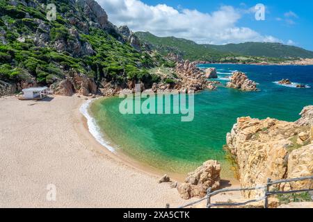 Blick auf den Sandstrand Cala Li Cossi, malerische Bucht an der mittelmeerküste und das Meer mit wunderschönen Felsen in klarem Wasser in Costa Paradiso, Sardinien lan Stockfoto