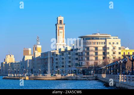 Panoramablick auf die Adria, den Damm und die moderne Architektur in Bari, Italien Stockfoto