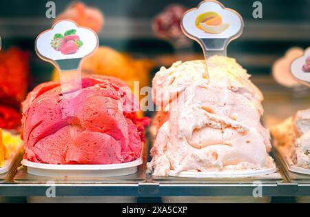 Süßeis mit Vanille- und Rotebeergeschmack als Textur oder Hintergrund Stockfoto
