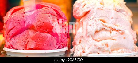 Langes Bild von süßem Eis mit Vanille- und roten Beerengeschmack als Textur oder Hintergrund Stockfoto